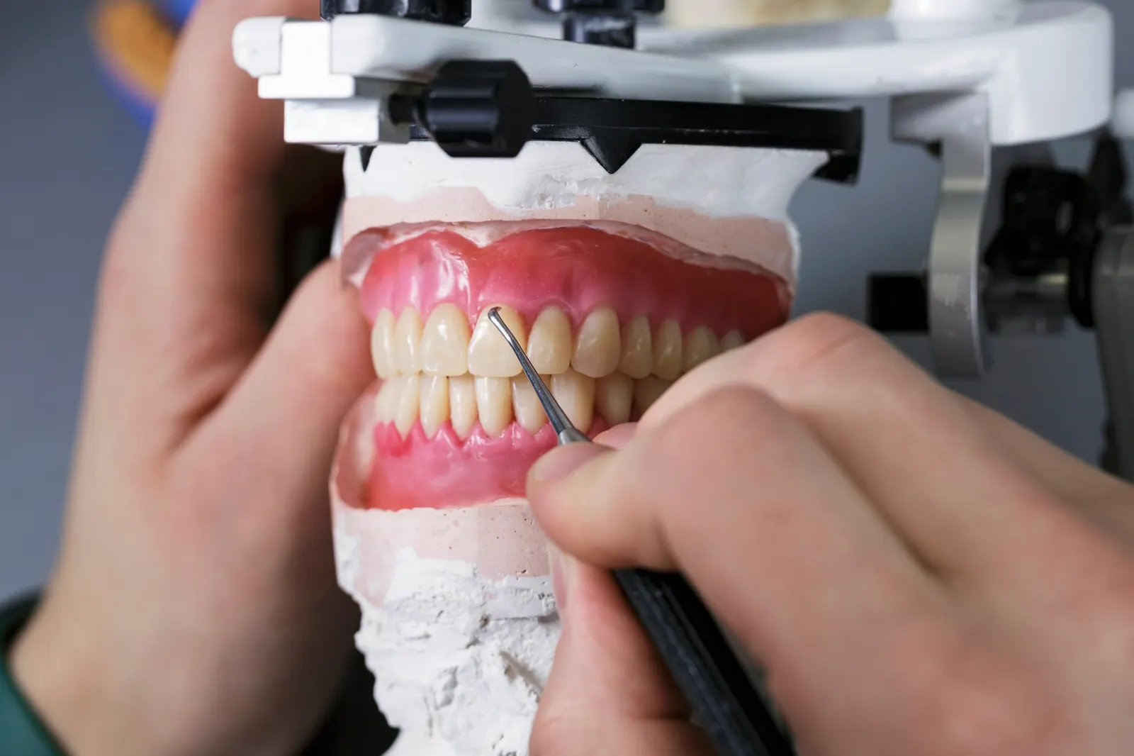 CEREC MC XL Fräseinheit für Kronen und Inlays im hauseigenen Dentallabor der Zahnarztpraxis Scheifling