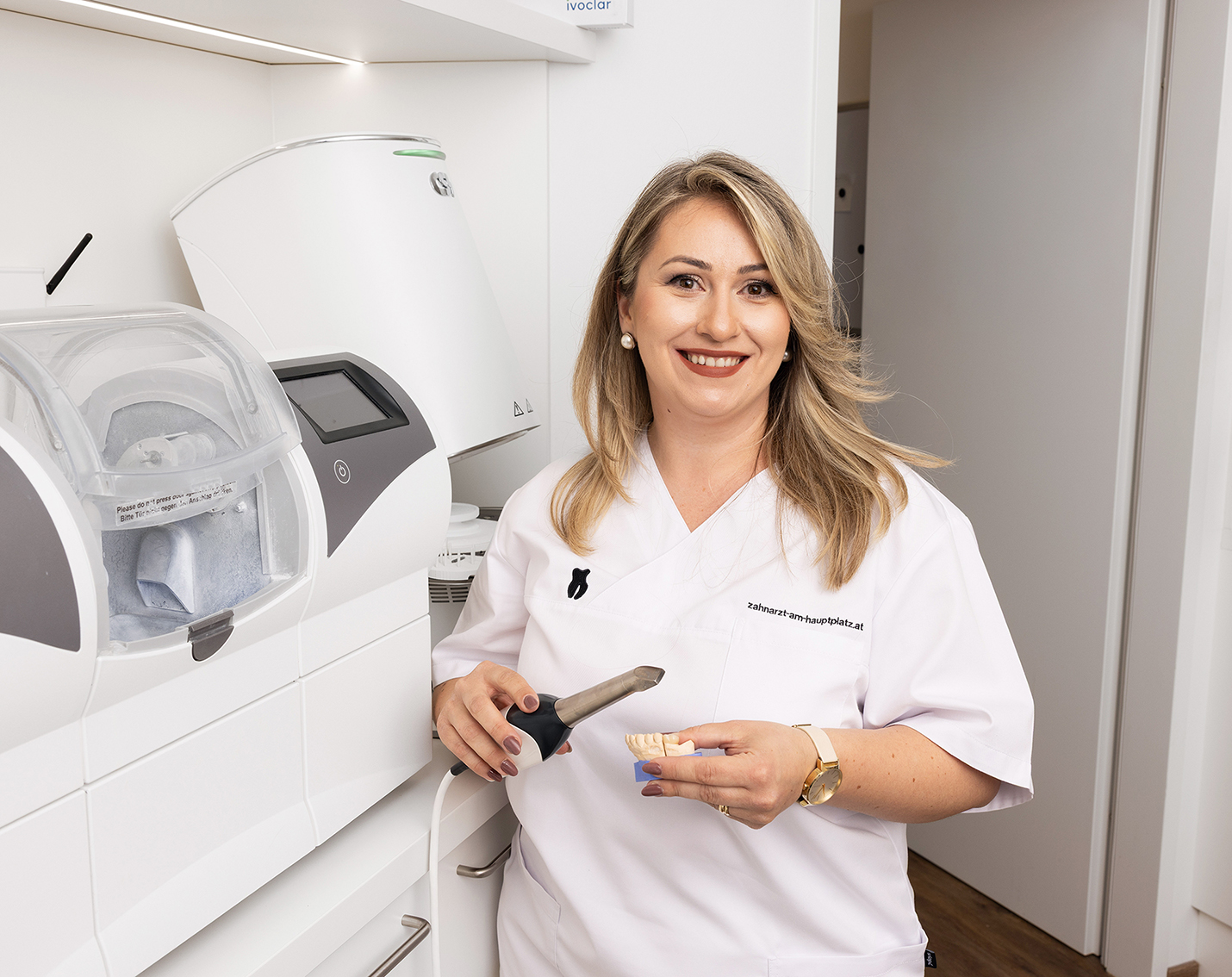 IvoBase-Gerät zur Prothesenherstellung im hauseigenen Dentallabor der Zahnarztpraxis Graz am Hauptplatz
